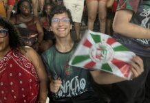 Público analisa último dia de desfiles do Grupo Especial do Rio de Janeiro