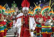 Freddy Ferreira analisa a bateria da Unidos de Bangu no desfile no Carnaval 2026