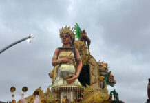 Com dia claro, Barroca Zona Sul mostra força de Oxum em seu desfile