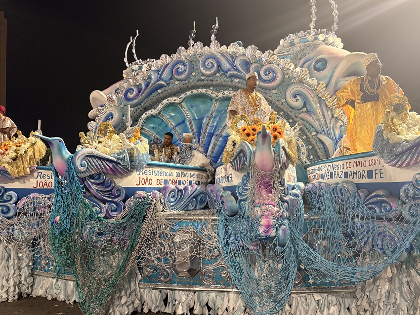 Beija-Flor transforma a Sapucaí em mar sagrado e encerra desfile como oferenda ao Bembé do Mercado 6 beija alegoria