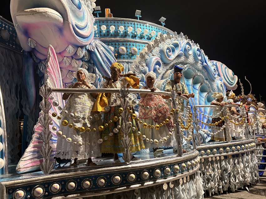 Beija-Flor transforma a Sapucaí em mar sagrado e encerra desfile como oferenda ao Bembé do Mercado 1 beija alegoria2