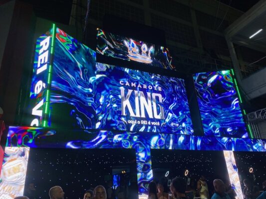 Tecnologia, conforto e consciência: o novo espetáculo do Camarote King 1 camarote king4