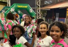 Mangueira realiza tradicional entrega das fantasias das crianças com festa no barracão