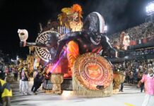 Conjunto estético se sobressai junto com comissão e casal em desfile da Parque Acari