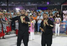 Freddy Ferreira analisa a bateria da Uniao do Parque Acari no desfile no Carnaval 2026