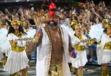 Freddy Ferreira analisa a bateria da Mocidade no desfile no Carnaval 2026