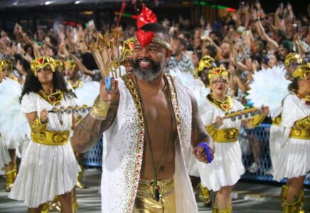 Freddy Ferreira Analisa A Bateria Da Mocidade No Desfile No