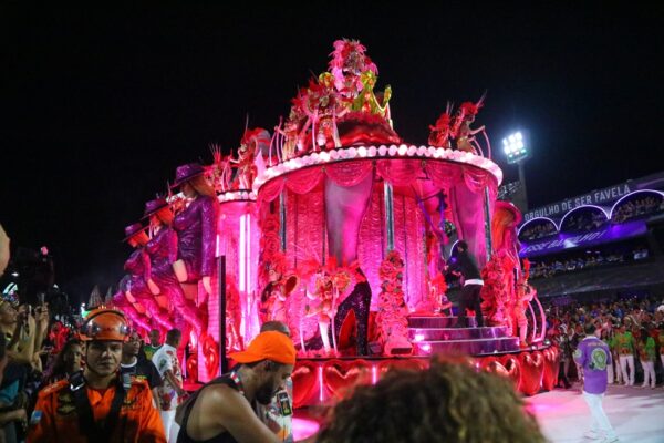 Mocidade entrega estética de qualidade, casal se destaca, mas evolução é bastante problemática 10 desfile 2026 34