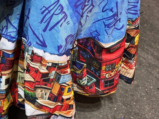 ‘Não existe nação sem educação’: ala de Niterói reúne professores e ex-alunos de universidades públicas 2 detalhes beca ala prouni