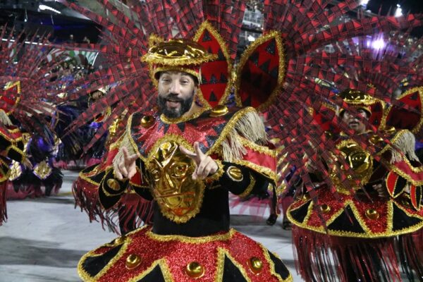 Samba tem alto rendimento, Em Cima Da Hora apresenta bom conjunto de fantasias, mas peca em evolução 7 em cima da hora desfile 2026 14