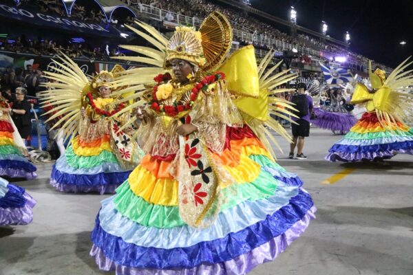 Samba tem alto rendimento, Em Cima Da Hora apresenta bom conjunto de fantasias, mas peca em evolução 5 em cima da hora desfile 2026 15