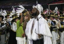 Freddy Ferreira analisa a bateria da Em Cima da Hora no desfile no Carnaval 2026