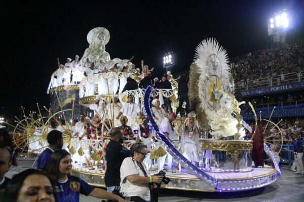 Samba tem alto rendimento, Em Cima Da Hora apresenta bom conjunto de fantasias, mas peca em evolução 9 em cima da hora desfile 2026 24