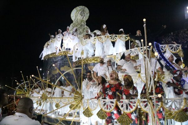 Samba tem alto rendimento, Em Cima Da Hora apresenta bom conjunto de fantasias, mas peca em evolução 1 em cima da hora desfile 2026 25