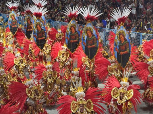 Tuiuti celebra sincretismo religioso do Ifá 2 estandartes santa barbara tuiuti