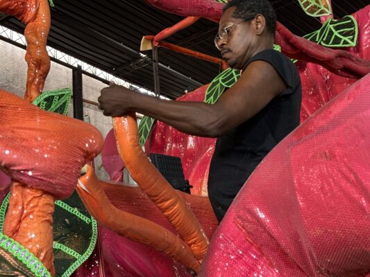 funcionario trabalhando barracao bangu 2026