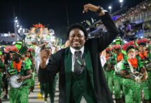 Freddy Ferreira analisa a bateria do Império Serrano no desfile no Carnaval 2026