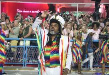 Freddy Ferreira analisa a bateria da Inocentes de Belford Roxo no desfile no Carnaval 2026