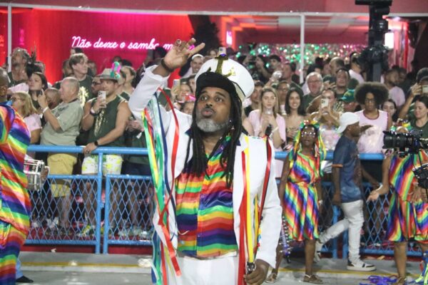Freddy Ferreira analisa a bateria da Inocentes de Belford Roxo no desfile no Carnaval 2026 1 inocentes desfile 2026 17