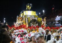 Com desfile criativo e comissão de frente impactante, Inocentes de Belford Roxo aposta na força da cultura popular