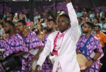 Freddy Ferreira analisa a bateria do Jacarezinho no desfile no Carnaval 2026