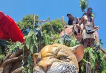 Alegorias da Mangueira na área de concentração para o desfile no Carnaval 2026