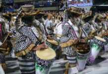 Freddy Ferreira analisa a bateria da Mangueira no desfile no Carnaval 2026