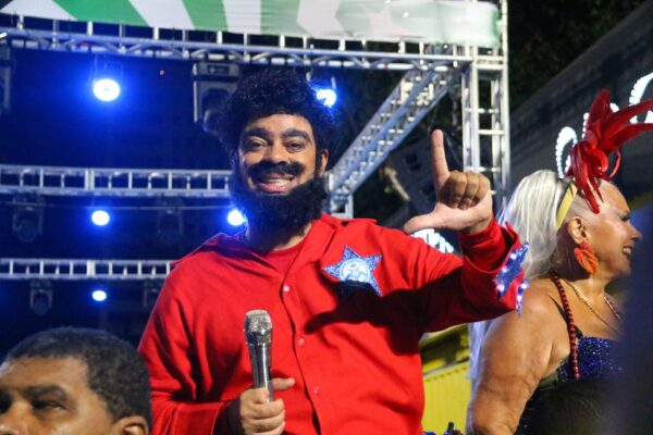 Entre o impacto da narrativa e os percalços técnicos, a Niterói narrou a trajetória de Lula sob os olhos do próprio homenageado 3 niteroi desfile 2026 02