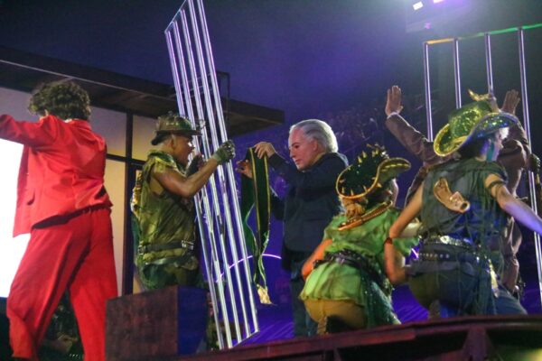 Entre o impacto da narrativa e os percalços técnicos, a Niterói narrou a trajetória de Lula sob os olhos do próprio homenageado 1 niteroi desfile 2026 07