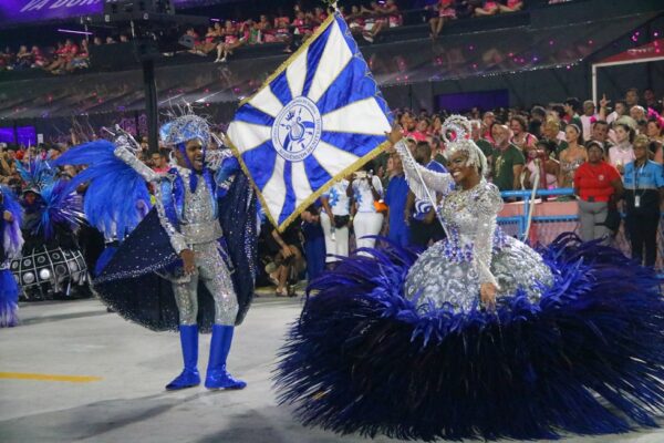 Entre o impacto da narrativa e os percalços técnicos, a Niterói narrou a trajetória de Lula sob os olhos do próprio homenageado 2 niteroi desfile 2026 12