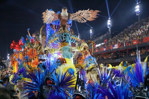 Entre o impacto da narrativa e os percalços técnicos, a Niterói narrou a trajetória de Lula sob os olhos do próprio homenageado 4 niteroi desfile 2026 13