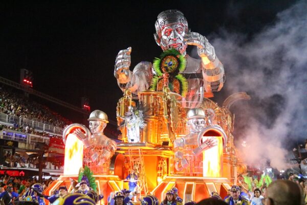 Entre o impacto da narrativa e os percalços técnicos, a Niterói narrou a trajetória de Lula sob os olhos do próprio homenageado 6 niteroi desfile 2026 35