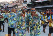 Freddy Ferreira analisa a bateria da Unidos da Ponte no desfile no Carnaval 2026