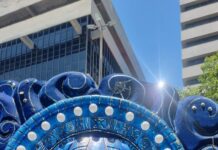 Alegorias da Portela na área de concentração para o desfile no Carnaval 2026