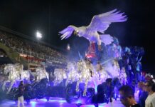 Portela alia emoção e tensão em desfile impactado por falhas estruturais