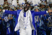 Freddy Ferreira analisa a bateria da Portela no desfile no Carnaval 2026