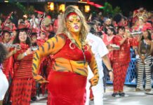 Freddy Ferreira analisa a bateria da Porto da Pedra no desfile no Carnaval 2026