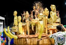 Entre tensão e vibração, Rocinha sustenta desfile no canto da comunidade