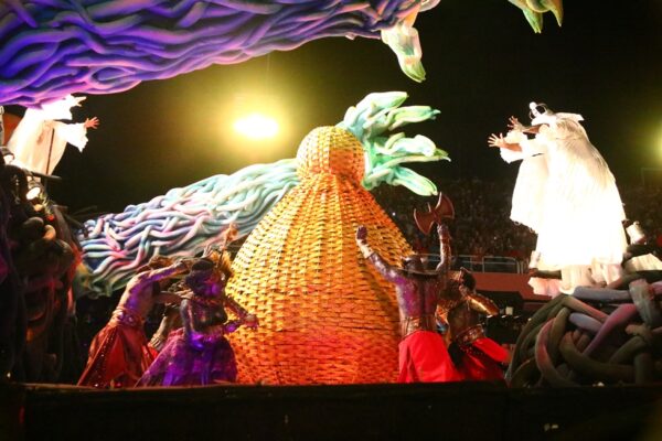 Paraíso do Tuiuti exaltou Ifá com potência cênica e musical, mas sofreu com falhas em evolucão 2 tuiuti desfile 2026 08