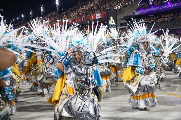 Paraíso do Tuiuti exaltou Ifá com potência cênica e musical, mas sofreu com falhas em evolucão 5 tuiuti desfile 2026 17