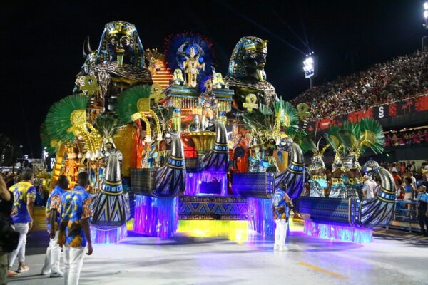 Paraíso do Tuiuti exaltou Ifá com potência cênica e musical, mas sofreu com falhas em evolucão 6 tuiuti desfile 2026 19