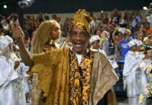 Freddy Ferreira analisa a bateria do Tuiuti no desfile oficial