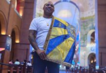 Paraíso do Tuiuti pede bênçãos a Nossa Senhora Aparecida antes do desfile oficial