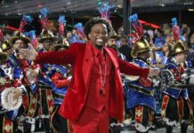 Freddy Ferreira analisa a bateria da Unidos de Padre Miguel no desfile no Carnaval 2026