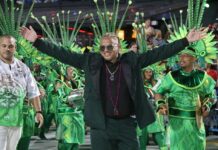 Freddy Ferreira analisa a bateria da Vigário Geral no desfile no Carnaval 2026