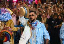 Freddy Ferreira analisa a bateria da Vila Isabel no desfile oficial