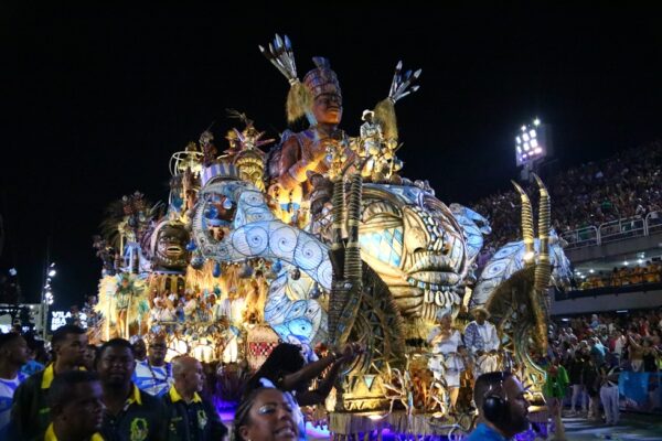 Colorido de Heitor pinta estética primorosa e excelência em outros quesitos colocam Vila Isabel na briga pelo título 11 vila isabel desfile 2026 43