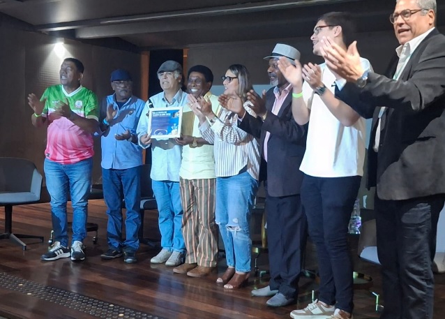 Neguinho da Beija-Flor relembra trajetória histórica e faz forte defesa dos profissionais do carnaval 2 neguinhohomenagem4