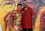 Liderança do Xingu visita barracão da União de Maricá e se encanta projeto para o Carnaval 2027: ‘Impressionado’