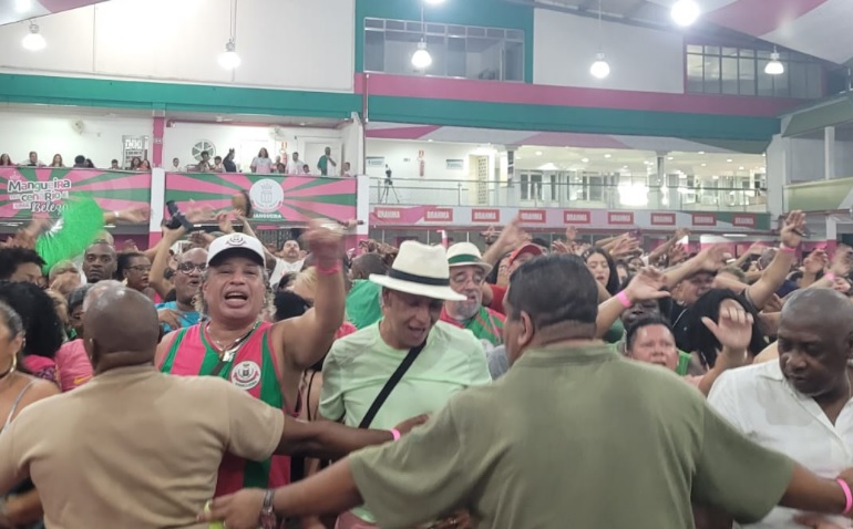 Mangueira esquenta disputa pelo samba de 2027 com noite de apresentações de alto nível 1 mangueira0808